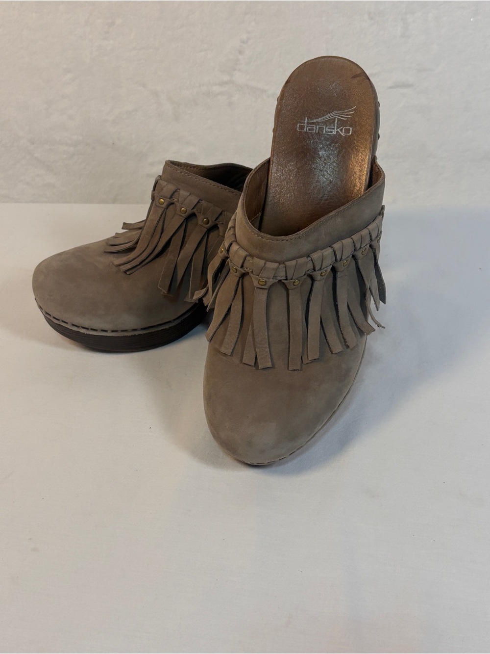 Dansko Deni Clog Mules Womens Size 39 EU 8.5 9 Taupe Gray Leather Fringe Tassel
